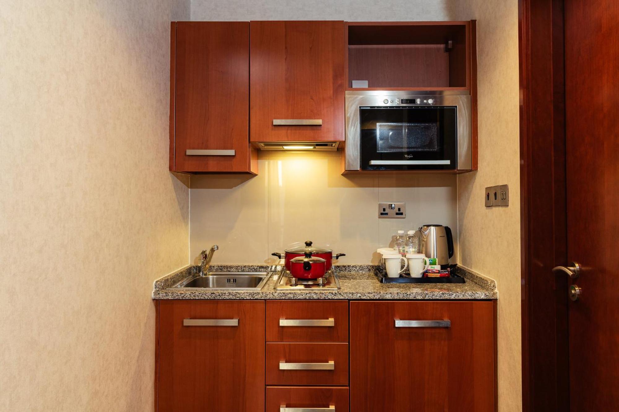 Holiday Inn - Suites Kuwait Salmiya By Ihg Kuwait City Exterior photo