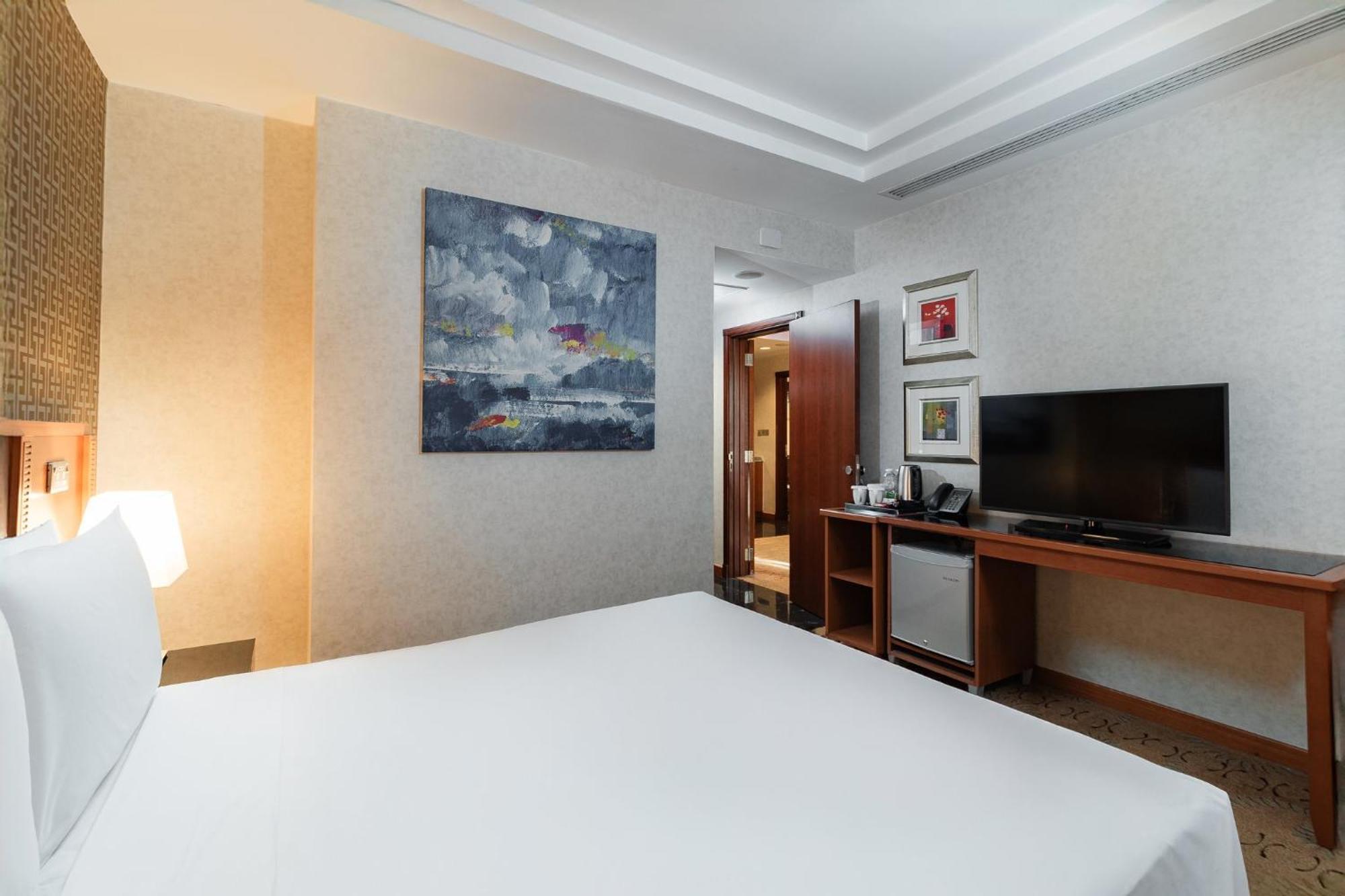 Holiday Inn - Suites Kuwait Salmiya By Ihg Kuwait City Exterior photo